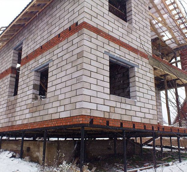 Монтаж свайно-винтового фундамента под дом из пеноблока в Одинцово
